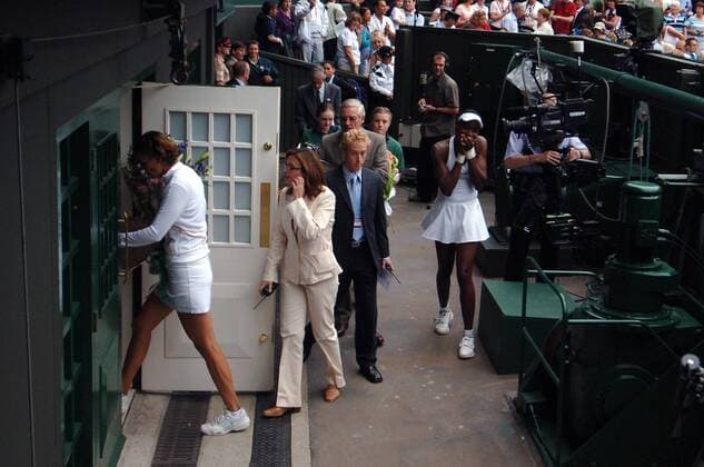 Lindsay Davenport (li.) verschwindet enttäuscht in den Katakomben, re. Venus Williams (beide USA) ist noch immer fassungslos über ihren Wimbledon Sieg 2005 Tennis Damen All England Championships 2005, WTA Tour, Grand Slam Totale Wimbledon London Freude,