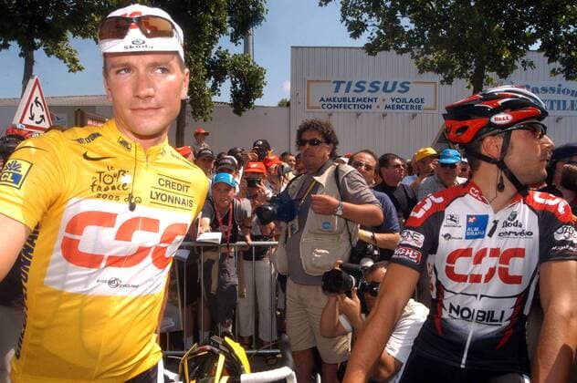David Zabriskie (USA) im gelben Trikot des Gesamtführenden und Ivan Basso (Italien beide CSC) -  Radsport Herren Tour de France 2005, ProTour, Straßenradsport, Straße, Rad, Vdig Gruppe 2. Etappe: Challans - Les Essarts