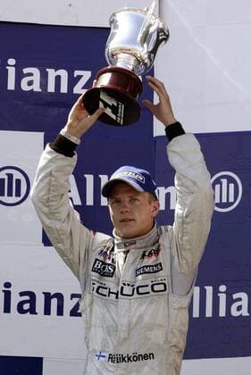 Kimi Räikkönen (Finnland McLaren Mercedes) mit seinem Pokal für den zweiten Platz Motorsport Grand Prix Herren Großer Preis von Frankreich 2005, Formel 1 Weltmeisterschaft, F1, F, GP, WM, Vdig Einzelbild Circuit de Nevers Magny Cours Freude,