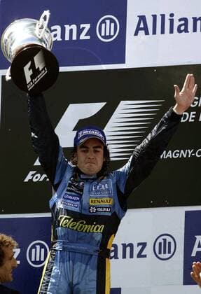 Fernando Alonso (Spanien Renault) mit dem Siegerpokal Motorsport Grand Prix Herren Großer Preis von Frankreich 2005, Formel 1 Weltmeisterschaft, F1, F, GP, WM, Vdig Einzelbild Circuit de Nevers Magny Cours Freude,