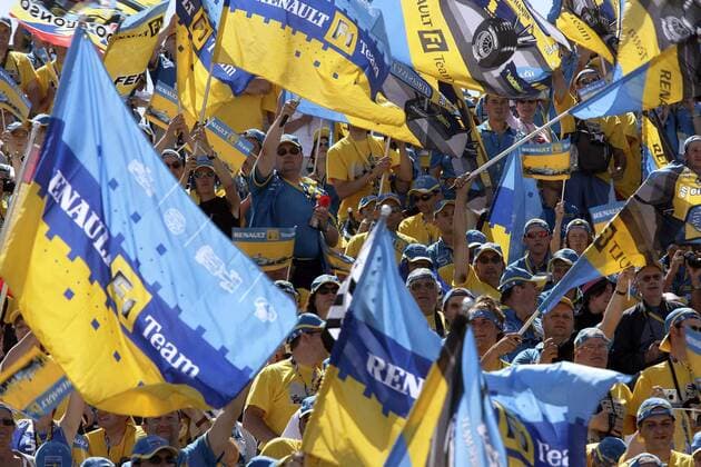 Fans von Fernando Alonso (Spanien Renault) schwenken die Teamfahnen Motorsport Grand Prix Herren Großer Preis von Frankreich 2005, Formel 1 Weltmeisterschaft, F1, F, GP, WM, Vdig Totale Circuit de Nevers Magny Cours Freude, Begeisterung,