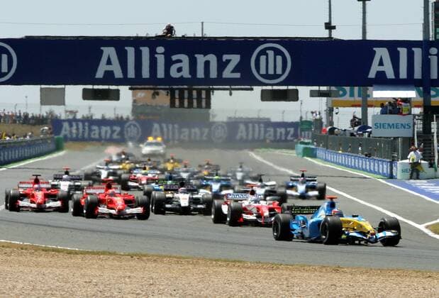Vom Start weg vorn: Fernando Alonso (Spanien Renault) Motorsport Grand Prix Herren Großer Preis von Frankreich 2005, Formel 1 Weltmeisterschaft, F1, F, GP, WM, Vdig Totale Circuit de Nevers Magny Cours