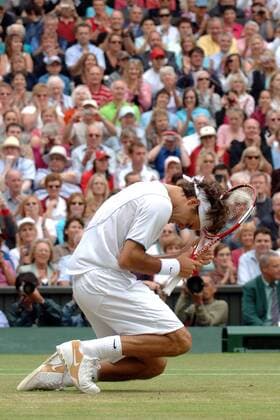 Wimbledon Sieger Roger Federer (Schweiz) sinkt völlig überwältigt zu Boden Tennis Herren All England Championships 2005, Grand Slam, ATP Tour, Einzelbild Wimbledon, Finale, Endspiel London Glück Erschöpfung, Freude, Begeisterung