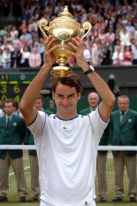 Wimbledon Sieger Roger Federer (Schweiz) präsentiert seine Trophäe Tennis Herren All England Championships 2005, Grand Slam, ATP Tour, Einzelbild Wimbledon, Finale, Endspiel London Freude,