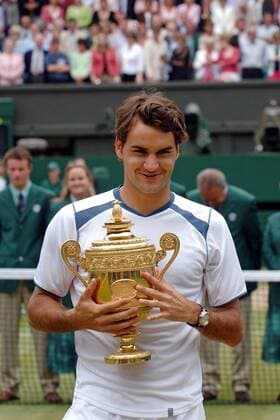 Wimbledon Sieger Roger Federer (Schweiz) mit Trophäe Tennis Herren All England Championships 2005, Grand Slam, ATP Tour, Einzelbild Wimbledon, Finale, Endspiel London Freude,