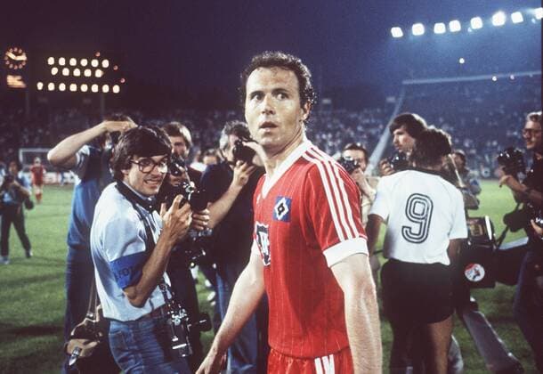 Franz Beckenbauer (HSV) blickt bei seinem Abschiedsspiel auf eine lange Karriere zurück Fußball 1. BL Herren Franz Beckenbauers Abschiedsspiel 1981 1982, Hamburger SV - BR Deutschland 2:4, BRD Totale Volksparkstadion, Stadion Hamburg