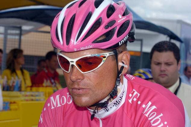 Jan Ullrich (Deutschland T Mobile) nachdenklich -  Radsport Herren Tour de France 2005, ProTour, Straßenradsport, Straße, Rad, Vdig, Porträt 3. Etappe La Chataigneraie - Tours Nachdenklichkeit,