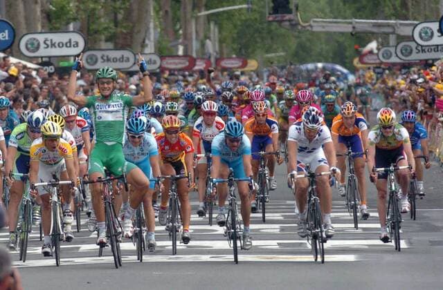 Massenspurt: Tom Boonen (Belgien Quick Step) im grünen Trikot des punktbesten Fahrers deklassiert das Feld und kann erneut einen Etappensieg bejubeln -  Radsport Herren Tour de France 2005, ProTour, Straßenradsport, Straße, Rad, Vdig Totale grün, grünes Trikot, punktbester Fahrer 3. Etappe: La Chataigneraie - Tours Freude, Begeisterung,