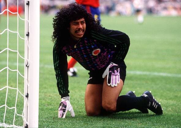 Rene Higuita (Kolumbien) kniet mit schmerzendem Oberschenkel am Boden -  Fußball WM Herren Weltmeisterschaft 1990, Nationalmannschaft, Nationalteam, Nationaltrikot, Länderspiel, Gruppe D Einzelbild Mailand