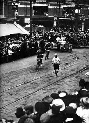 Dorando Pietri (Italien) auf dem Londoner Stadtkurs -  Leichtathletik OS Sommer Herren Olympische Sommerspiele 1908, Olympia, Olympiade, Spiele, Vneg, Vsw Totale London