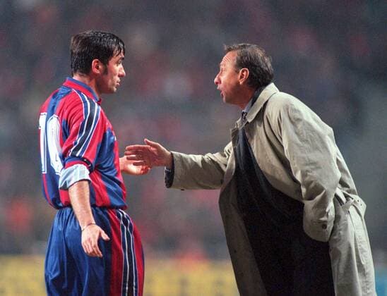 Trainer Johan Cruyff gibt Gheorghe Hagi (beide FC Barcelona) neue Anweisungen -  Fußball EC 3 Herren UEFA Cup 1995 1996, Pokal, Europapokal, Europacup, Viertelfinale, FC Barcelona Gruppe Eindhoven