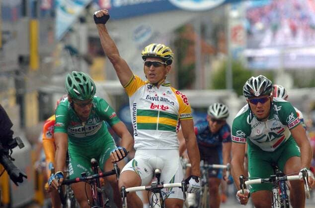 Robbie McEwen (Australien Davitamon Lotto, Mitte) gewinnt den Sprint vor Tom Boonen (Belgien Quick Step, li.) und Thor Hushvod (Norwegen Credit Agricole) -  Radsport Herren Tour de France 2005, ProTour, Straße, Rad, Straßenradsport, Vdig Gruppe 5. Etappe: Chambord - Montargis Freude,
