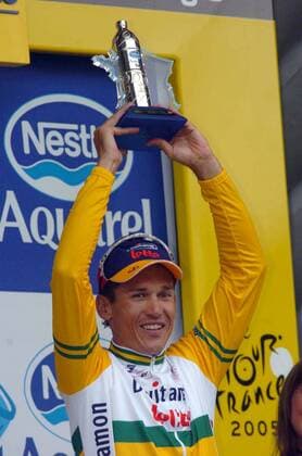 Etappensieger Robbie McEwen (Australien Davitamon Lotto) präsentiert während der Siegerehrung stolz die Trophäe für den Gewinn der 5. Etappe von Chambord nach Montargis -  Radsport Herren Tour de France 2005, ProTour, Straße, Rad, Straßenradsport, Vdig Einzelbild 5. Etappe: Chambord - Montargis Freude,