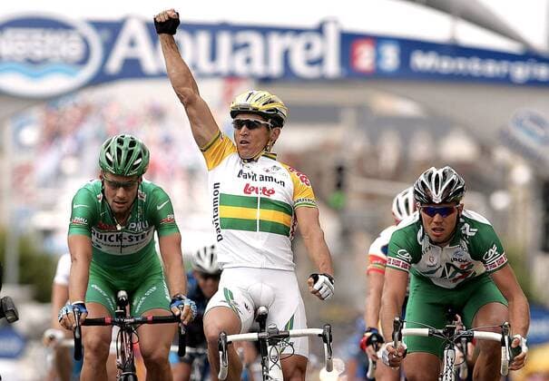 Robbie McEwen (Mitte, Australien Davitamon Lotto) bejubelt den Etappensieg vor Tom Boonen (li., Belgien Quick Step) und Thor Hushovd (Norwegen Credit Agricole) Radsport Herren Tour de France 2005, ProTour, Straßenradsport, Straße, Rad, Vdig Gruppe 5. Etappe: Chambord - Montargis Freude,