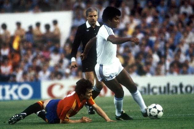 Jose Roberto Figueroa (Honduras, re.) setzt sich gegen Jose Antonio Camacho (Spanien) durch, Schiedsrichter Arturo Andres Ithurralde (Argentinien) schaut zu Fußball WM Herren Weltmeisterschaft 1982, Nationalmannschaft, Nationalteam, Nationaltrikot, Länderspiel, Gruppe 5 Gruppe Valencia Dynamik, Kampf,