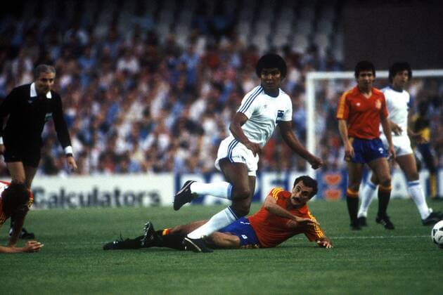 Jose Roberto Figueroa (Honduras, Mitte) setzt sich gegen Sanchez (Spanien) durch, Schiedsrichter Arturo Andres Ithurralde (Argentinien) schaut zu Fußball WM Herren Weltmeisterschaft 1982, Nationalmannschaft, Nationalteam, Nationaltrikot, Länderspiel, Gruppe 5 Gruppe Valencia Dynamik, Kampf,