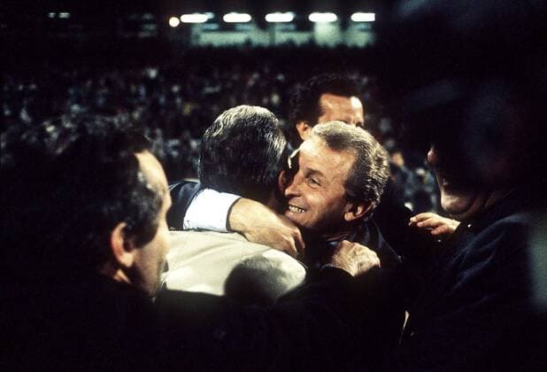 Trainer Giovanni Trapattoni (Juventus Turin, re.) freut sich sichtlich nach dem Europapokalsieg Fußball EC 1 Herren Europapokal der Landesmeister 1984 1985, Europacup, Finale, Endspiel, Juventus Turin Gruppe Brüssel Glück, Begeisterung, Freude,