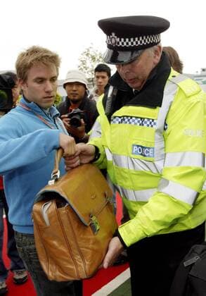 Nick Heidfeld (Deutschland BMW Williams) muss seine Tasche von einem englischen Polizisten genaustens untersuchen lassen - die Terroranschläge vom 7. Juli 2005 in London haben zu einer Verschärfung der Sicherheitsvorkehrungen rund ... Motorsport Grand Prix Herren Großer Preis von England 2005, Formel 1 Weltmeisterschaft, F1, F, GP, WM, Gruppe kontrollieren, Sicherheitskräfte, Aktentasche Silverstone o0 Gesellschaft