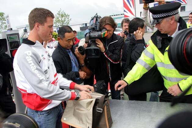 Ralf Schumacher (Deutschland Toyota) muss seine Aktentasche von einem englischen Polizisten kontrollieren lassen - die Terroranschläge vom 7. Juli 2005 in London haben zu einer Verschärfung der Sicherheitsmaßnahmen geführt, ... Motorsport Grand Prix Herren Großer Preis von England 2005, Formel 1 Weltmeisterschaft, F1, F, GP, WM Gruppe Tasche Silverstone
