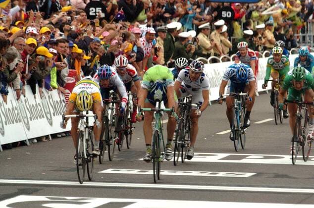 Robbie McEwen (li., Australien Davitamon Lotto) gewinnt den Zielsprint vor Magnus Backstedt (Schweden Liquigas Bianchi) -  Radsport Herren Tour de France 2005, ProTour, Straßenradsport, Straße, Rad, Vdig Gruppe 7. Etappe: Luneville - Karlsruhe