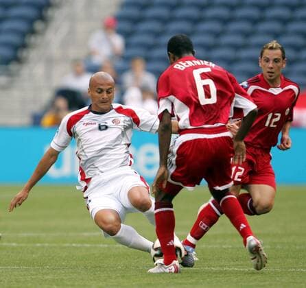 Danny Fonseca (Costa Rica, li.) gegen Patrice Bernier (Mitte), re. Sandro Grande (beide Kanada) - (Icon918002) Fußball Länderspiel Herren CONCACAF Gold Cup 2005, Goldcup, Nationalmannschaft, Nationalteam, Nationaltrikot, Länderspiel Gruppe Seattle Dynamik, Kampf, EDITORIAL USE ONLY