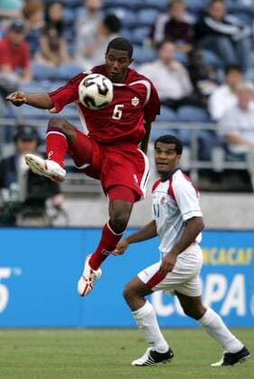 Patrice Bernier (Kanada, li.) am Ball, re. Steven Bryce (Costa Rica) - (Icon918006) Fußball Länderspiel Herren CONCACAF Gold Cup 2005, Goldcup, Nationalmannschaft, Nationalteam, Nationaltrikot, Länderspiel Gruppe Seattle Höhe, Dynamik, EDITORIAL USE ONLY