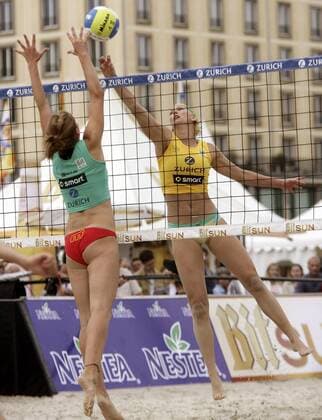 Susanne Lahme (re.) - Poke Shot gegen Frederike Fischer (beide Deutschland) Beachvolleyball Damen Zürich Masters 2005, Zurich, Zuerich, Beach Gruppe Dresden Dynamik,