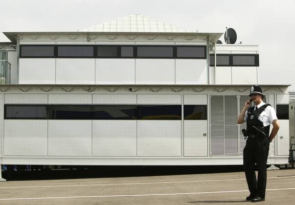 Eine Sicherheitskraft der Northamptonshire Police bewacht das Fahrerlager während des GP von England 2005 Motorsport Grand Prix Herren Großer Preis von England 2005, Formel 1 Weltmeisterschaft, F1, F, GP, WM, Qualifying, Vdig, Totale Silverstone
