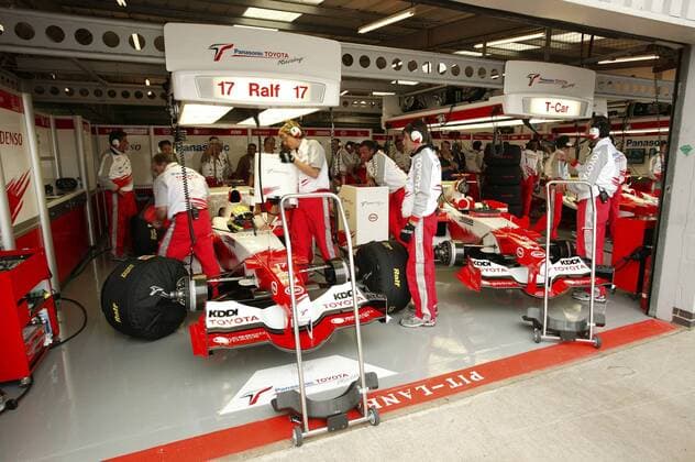 Ralf Schumacher (Deutschland Toyota) mit seinem Boliden in der Box Motorsport Grand Prix Herren Großer Preis von England 2005, Formel 1 Weltmeisterschaft, F1, F, GP, WM, Qualifying, Vdig, Totale Silverstone