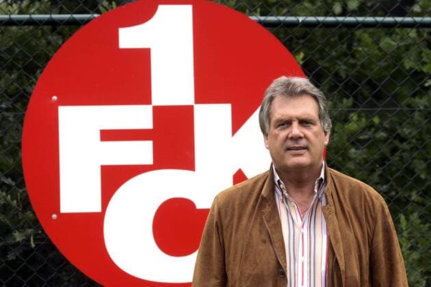 Vorstandsvorsitzender Rene C. Jäggi (1. FC Kaiserslautern) vor dem Emblem seines Vereins Fußball 1. BL Herren Saison 2005 2006, Shooting, Fotoshooting, Fototermin Einzelbild Kaiserslautern