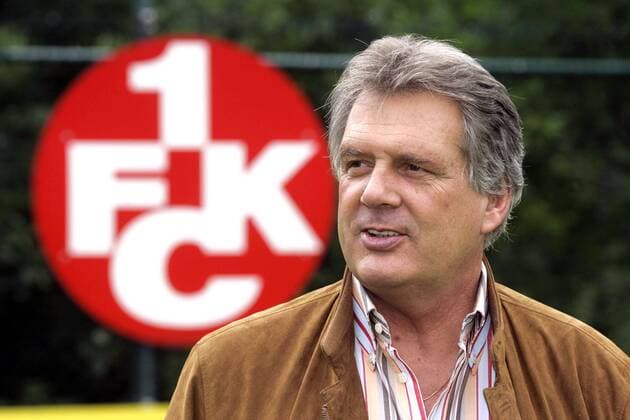 Vorstandsvorsitzender Rene C. Jäggi (1. FC Kaiserslautern) vor dem Emblem seines Vereins Fußball 1. BL Herren Saison 2005 2006, Shooting, Fotoshooting, Fototermin Porträt Kaiserslautern