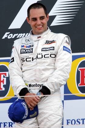 Sieger Juan Pablo Montoya (Kolumbien McLaren Mercedes) bei der Nationalhymne Motorsport Grand Prix Herren Großer Preis von England 2005, Formel 1 Weltmeisterschaft, F1, F, GP, WM Einzelbild Silverstone Freude,