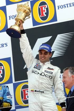 Siegerehrung GP Silverstone 2005: Sieger Juan Pablo Montoya (Kolumbien McLaren Mercedes) präsentiert seinen Pokal Motorsport Grand Prix Herren Großer Preis von England 2005, Formel 1 Weltmeisterschaft, F1, F, GP, WM Einzelbild Silverstone Freude,