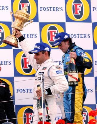 Siegerehrung GP Silverstone 2005: Sieger Juan Pablo Montoya (Kolumbien McLaren Mercedes, li.) verläßt mit dem Pokal stolz das Podium, daneben der zweitplatzierte Fernando Alonso (Spanien Renault) Motorsport Grand Prix Herren Großer Preis von England 2005, Formel 1 Weltmeisterschaft, F1, F, GP, WM Gruppe Silverstone Freude,