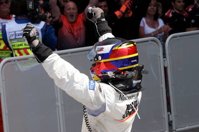 Sieger Juan Pablo Montoya (Kolumbien McLaren Mercedes) jubelt im Parc Ferme Motorsport Grand Prix Herren Großer Preis von England 2005, Formel 1 Weltmeisterschaft, F1, F, GP, WM Einzelbild Silverstone Freude, Begeisterung,