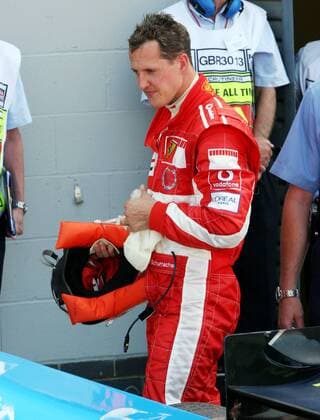 Michael Schumacher (Deutschland Ferrari) unterwegs im Parc Ferme Motorsport Grand Prix Herren Großer Preis von England 2005, Formel 1 Weltmeisterschaft, F1, F, GP, WM Einzelbild Silverstone Nachdenklichkeit, Skepsis,