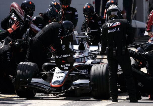 Juan Pablo Montoya (Kolumbien McLaren Mercedes) - Boxenstopp Motorsport Grand Prix Herren Großer Preis von England 2005, Formel 1 Weltmeisterschaft, F1, F, GP, WM Gruppe Silverstone