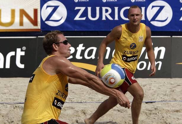 Kay Matysik (li.) - Zuspiel auf Marcus Popp (beide Deutschland) Beachvolleyball Herren Zürich Masters 2005, Zurich, Zuerich, Beach, Finale, Endspiel Gruppe Dresden