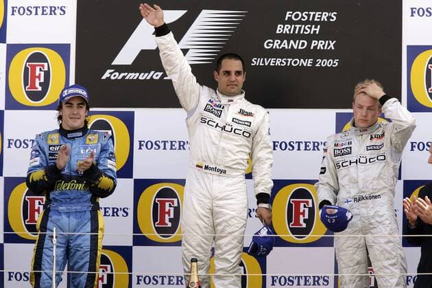 Siegerehrung GP Silverstone 2005: Juan Pablo Montoya (Kolumbien McLaren Mercedes, Mitte) vor Fernando Alonso (Spanien Renault, li.) und Kimi Räikkönen (Finnland Mc Laren Mercedes) Motorsport Grand Prix Herren Großer Preis von England 2005, Formel 1 Weltmeisterschaft, F1, F, GP, WM Gruppe Silverstone Freude,