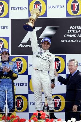 Siegerehrung GP Silverstone 2005: Sieger Juan Pablo Montoya (Kolumbien McLaren Mercedes, Mitte) präsentiert stolz seinen Pokal, li. der Zweitplatzierte Fernando Alonso (Spanien Renault) Motorsport Grand Prix Herren Großer Preis von England 2005, Formel 1 Weltmeisterschaft, F1, F, GP, WM Gruppe Silverstone Freude,