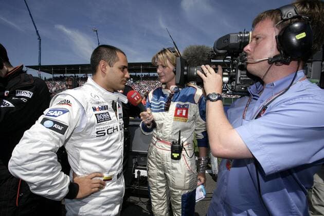 Juan Pablo Montoya (Kolumbien McLaren Mercedes) wird von ITV Reporterin Louise Goodman interviewt Motorsport Grand Prix Herren Großer Preis von England 2005, Formel 1 Weltmeisterschaft, F1, F, GP, WM Gruppe Silverstone