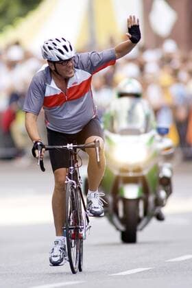 Kabarettist Hans Werner Olm auf einem Rennrad Radsport Herren ARD Startour 2005 Einzelbild Karlsruhe