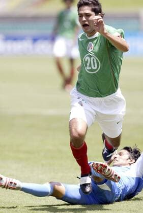 Juan Pablo Garcia Contreras (Mexico) gegen Nelson Noel Morales (Guatemala, am Boden) - (Icon7932903) Fußball Länderspiel Herren CONCACAF Gold Cup 2005, Goldcup, Länderspiel, Nationalmannschaft, Nationalteam, Nationaltrikot, Einzelbild Los Angeles Dynamik, EDITORIAL USE ONLY