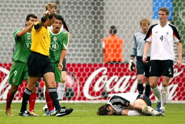 Schiedsrichter Matthew Breeze (Australien) gibt Freistoß für den verletzt am Boden liegenden Torsten Frings (Deutschland) und weist die reklamierenden Jared Borgetti (li.) und Gonzalo Pineda (beide Mexiko) zurück Fußball Länderspiel Herren Confederations Cup 2005, Confederationscup, Konföderationencup, Konföderationen, Länderspiel Gruppe Leipzig