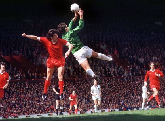 Kevin Keegan (Liverpool) kommt gegen Torwart Mervyn Day (West Ham United) zu spät -  Fußball Herren English First Division 1976 1977, 1. Englische Liga, Liverpool FC - West Ham United 0:0 Totale Liverpool Dynamik, Höhe, Kampf,