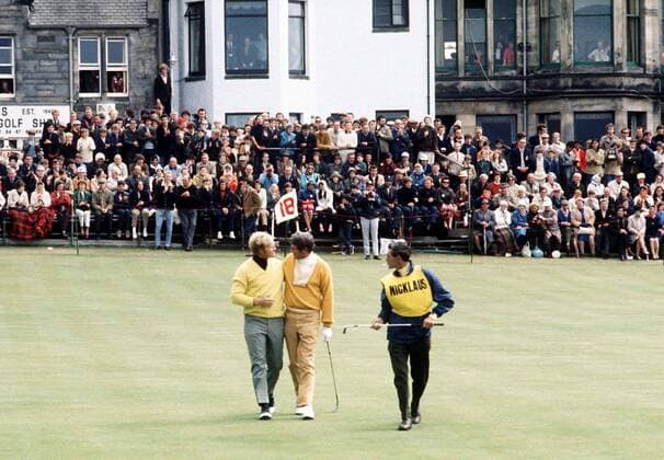 Jack Nicklaus (li.) nimmt nach dem Gewinn der British Open Championships 1970 die Glückwünsche von Doug Sanders (beide USA) am 18. Loch des St. Andrews Golf Clubs entgegen Golf Herren British Open Championships 1970, PGA European Tour, TPC of Europe, Golfen, Vdia, Old Course Totale The Royal and Ancient Golf Club of Saint. Andrews St. Andrews