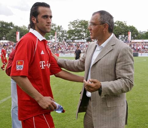 Ali Karimi (li.) begrüßt seinen neuen Trainer Felix Magath (beide Bayern) Fußball Herren Saison 2005 2006, Saisonvorbereitung, Vorbereitung, Test, Testspiel, FC Bayern München Gruppe Würzburg