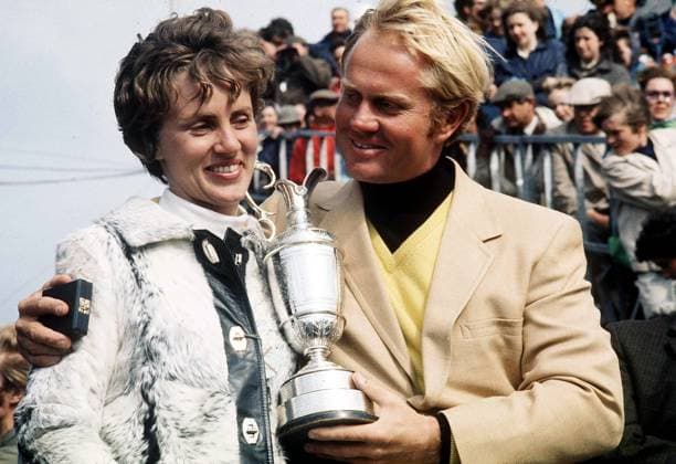 Jack Nicklaus (USA) freut sich mit seiner Ehefrau über die Siegertrophäe der British Open Championships 1970 -  Golf Herren British Open Championship 1970, Golfen, Vdia, Gruppe St. Andrews Freude,