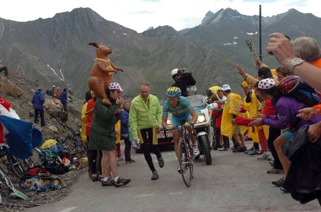 Alexander Vinokourov (Kasachstan T Mobile) fährt entlang der begeisterten Zuschauer -  Radsport Herren Tour de France 2005, ProTour, Straßenradsport, Straße, Rad, Bergetappe, Berg, Berge Totale 11. Etappe: Courchevel - Briancon Dynamik,