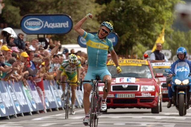 Alexander Vinokourov (Kasachstan T Mobile) gewinnt die 11. Etappe der Tour de France 2005 vor Santiago Botero (Kolumbien Phonak) -  Radsport Herren Tour de France 2005, ProTour, Straßenradsport, Straße, Rad, Bergetappe, Berg, Berge Totale 11. Etappe: Courchevel - Briancon Begeisterung, Freude,